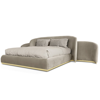 Meubles de chambre à coucher élégants et luxueux, décoration intérieure de chambre à coucher, lit rembourré avec détails en laiton poli et côtés réglables