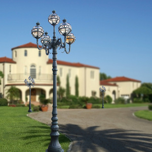 Lampadaire de jardin LED extérieur en laiton avec 5 abat-jour en verre, blanc chaud 2700K, AC 220V, IP66, détecteur de mouvement, fixation non amovible - Product Image 1