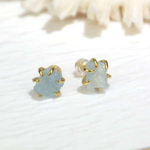 Boucles d'oreilles aigue-marine en pierre naturelle faites à la main au prix de gros clous en argent plaqué or en cristal brut de quartz bleu pour femmes à la mode - Product Image 3