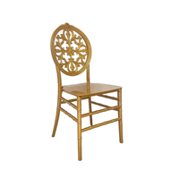 Chaise d'événement en résine dorée avec dossier ajouré à motifs médaillon et pieds à tiges, en plastique moulé imperméable, mobilier de fête