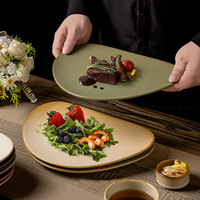 Assiette de service allongée de forme ovale pour la présentation des plats principaux et des spécialités du chef en restaurant