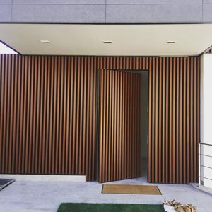 Porte d'<span class=keywords><strong>entrée</strong></span> pivotante en bois massif moderne pour les villas résidentielles australiennes Conception de lamelles verticales extérieures pour les entrées de <span class=keywords><strong>maison</strong></span> - Product Image 6
