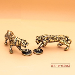 1 pieza de estatuas de tigre de latón hechas a mano, arte decorativo vintage con detalles intrincados, decoración de escritorio - Product Image 2