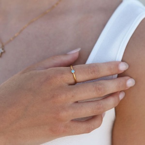 Bague de mariage personnalisée en acier inoxydable 316L, design minimaliste, plaqué or rose, sertie de CZ vert, bleu et blanc pour femme - Product Image 3
