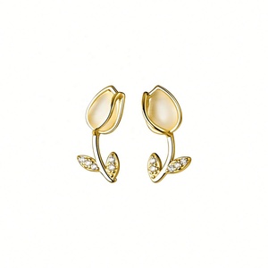 Ensemble de bijoux pour femmes Tulip en argent 925 plaqué or avec collier, boucles d'oreilles et bague pour les occasions de fête - Product Image 3