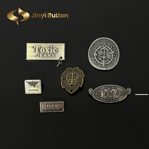 Jinyi nhà máy tùy chỉnh bạc khắc logo dập nổi kim loại Tên tấm nhãn mũ giày túi quần áo trang trí kim loại logo nhãn tag - Product Image 2