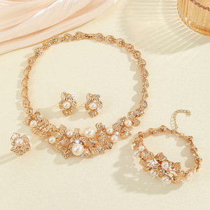 Parure de bijoux transfrontalière européenne et américaine en vogue : collier et boucles d'oreilles en fausses perles et fleurs ajourées pour femme, idéale pour les mariages - Product Image 3