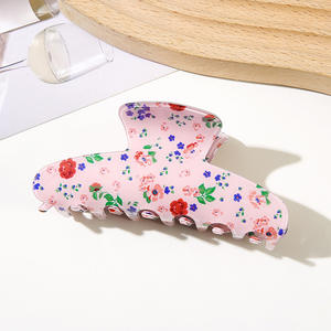 Pinces à cheveux tendance antidérapantes en PVC pour femmes, adolescentes et filles, motif fraise, outils de coiffure multi-usages - Product Image 4