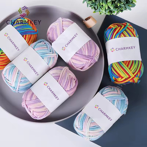 Commercio all'ingrosso di 50 grammi per pezzo di tessuto striscia di <span class=keywords><strong>cotone</strong></span> 68% e 32% di nylon chunky tubo di <span class=keywords><strong>cotone</strong></span> filato di <span class=keywords><strong>cotone</strong></span> per uncinetto - Product Image 1