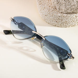 Gafas de sol de lujo con montura de ojo de gato sin marco para mujer, de plástico negro y metal, con protección UV400, estilo urbano y a la moda. - Product Image 3