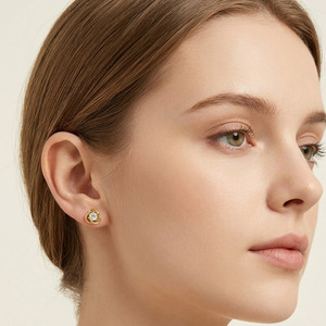 Pendientes de botón con forma de corazón, chapados en oro con circonita, joyería de moda para mujer - Product Image 1