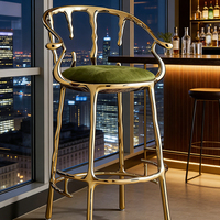 Chaise de bar moderne en laiton avec finition goutte d'eau, assise en velours vert olive, tabouret de comptoir haut de gamme pour restaurant, intérieur de luxe