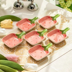 Nuevo Mini Plato de Cerámica con Asa de Fresa Rosa, Diseño Fresco Pintado a Mano para Condimentos, Desechable para Hoteles y Fiestas - Product Image 2