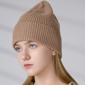 Bonnet tricoté européen personnalisé avec logo, unisexe, pour enfants, en mélange de laine, à côtes verticales, haut et à revers. - Product Image 6