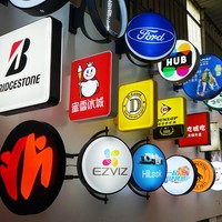 Boîte lumineuse publicitaire LED ronde en aluminium double face MACCAN, étanche, avec couleur personnalisée pour une utilisation en extérieur