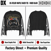 T-shirt à manches longues noir délavé personnalisé en tissu gaufré 280 g/m² avec imprimé graphique Racer et manches effet flamme, ourlet effiloché brut, style streetwear OEM ODM