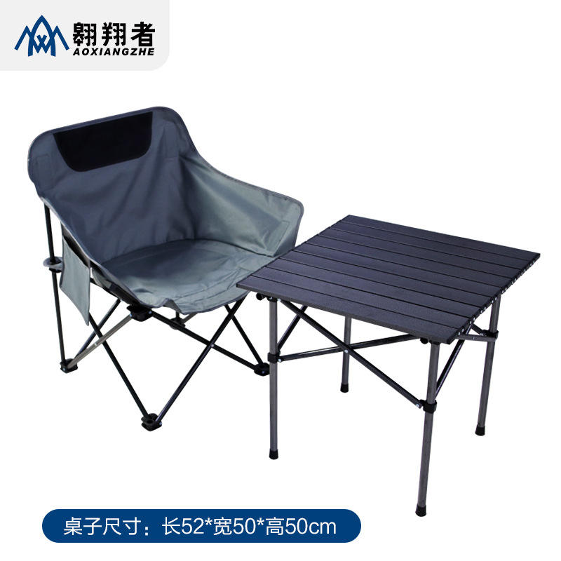 โต๊ะสีดำและเก้าอี้