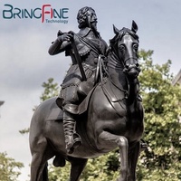 Statue équestre classique en bronze et laiton poli, sculpture d'un roi chevauchant un cheval