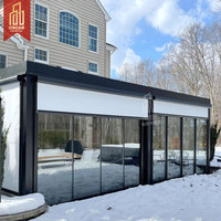 Pergola motorisée murale moderne pour jardin extérieur, pergola bioclimatique en aluminium à lames orientables avec écran motorisé et éclairage LED