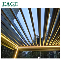 Pergola motorisée en aluminium avec toit à lames orientables, portes coulissantes en verre, télécommande, imperméable et pare-soleil