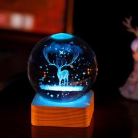 Cadeau d'anniversaire musical écologique populaire, boule de cristal en verre gravée en 3D avec base en bois, lampe de nuit LED pour enfants
