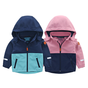 Veste Softshell Enfant Coupe-Vent à Capuche Zippée Printemps Automne Vêtements d'extérieur pour Enfants avec Doublure Polaire et Patchwork - Product Image 1