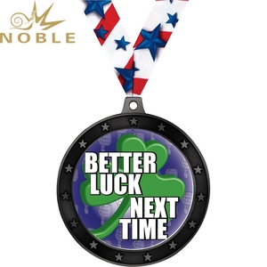 Médaille d'escrime unique noble avec masque d'escrimeur 3D Épées croisées Bordure à motifs rouges Prix en métal fabriqué pour les compétitions d'escrime - Product Image 3