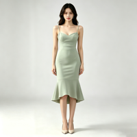 Robe midi sirène vert sauge à fines bretelles pour femme, coupe ajustée, décolleté cœur, ourlet asymétrique, idéale pour les fêtes et les mariages