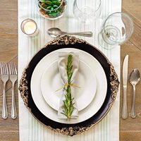 Assiettes de chargeur en plastique à bord rond à volants avec bordure dorée pour dîner, décoration de Table de mariage