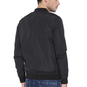 Chaqueta bomber clásica para hombre con puños y tela de mezcla de algodón y nailon para un uso casual versátil y transicional de temporada. - Product Image 2