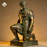 Sculpture classique de guerrier romain agenouillé en bronze, statue humaine en cuivre moulé à la main avec base pour maison européenne vintage