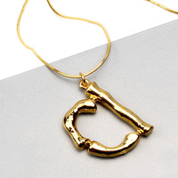 Collier en alliage plaqué or exquis, finition délicate, idéal pour les rendez-vous, le shopping, les cafés, les trajets quotidiens, le bureau et les tenues décontractées.