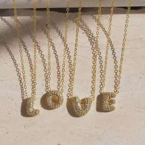 Collana con Ciondolo Iniziale in Zircone Placcato Oro 18K, Charm a Bolla con Lettera Unisex, Gioiello Alfabetico Trendy Personalizzabile - Product Image 1