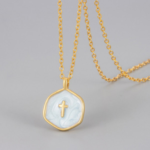 Nuova Collana con Pendente <span class=keywords><strong>a</strong></span> Croce in Forma Geometrica Smaltata su Catena Dorata, Regalo per <span class=keywords><strong>Mia</strong></span> <span class=keywords><strong>Figlia</strong></span> - Product Image 3