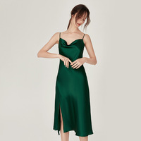 Robe de soirée élégante en soie de mûrier 100% avec fente latérale, col drapé doux et lisse, idéale comme tenue de nuit