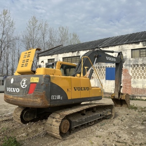 Excavatrice sur chenilles Volvo EC210 d'occasion, de taille moyenne, hydraulique, pour travaux de terrassement routier, exportation - Product Image 6