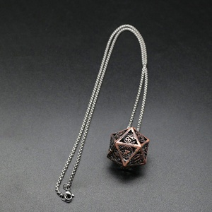 Exquisito Collar con Colgante Hueco de 20 Caras, Caja de Dados de Metal D20 para Almacenamiento de Dados de Rol, con un Juego de 7 Dados de Mini <span class=keywords><strong>Dungeons</strong></span> and <span class=keywords><strong>Dragons</strong></span> Gratis - Product Image 4