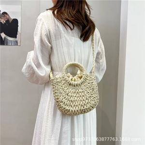 Sac bandoulière tissé à la main style bohème, forme demi-lune, couleur unie, motif tissé, tendance mode féminine, loisirs, voyage, printemps - Product Image 1