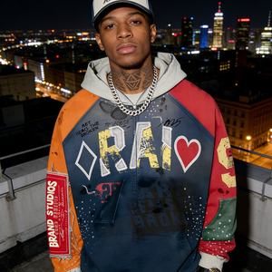 سترة رجالية بغطاء للرأس مصنوعة من القطن 100٪ مع تطريز وترصيع بالأحجار الكريمة وتأثير الطلاء المتناثر وحواف ممزقة ومغسولة - Product Image 2