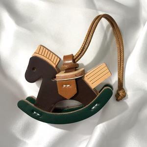 Llavero de lujo al por mayor de cuero PU con diseño de caballo balancín, accesorios hechos a mano, pequeño caballo, colgante de moda duradero para bolso de mujer - Product Image 1