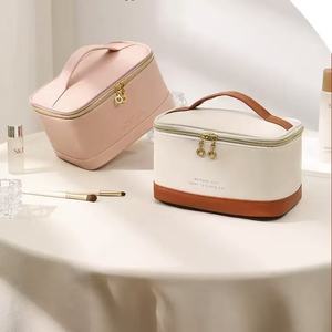 Organizador <span class=keywords><strong>de</strong></span> aseo <span class=keywords><strong>de</strong></span> viaje para mujer <span class=keywords><strong>de</strong></span> gran capacidad al por mayor, logotipo personalizado, cremallera reutilizable, letras <span class=keywords><strong>de</strong></span> PU impermeables a la moda - Product Image 3