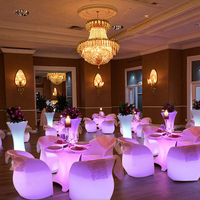 Ensemble de table et chaises LED portables en plastique PE, rechargeables, étanches et écologiques, pour mobilier de bar extérieur et de salle à manger, idéal pour les clubs de nuit modernes.