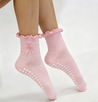 Chaussettes de Pilates personnalisées OEM, nouvelle collection, chaussettes de yoga antidérapantes brodées mignonnes pour le ballet, chaussettes à volants antidérapantes collantes pour femmes, vente en gros