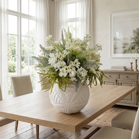 Künstlicher Strauß aus reinweißen Wildfernblättern, gemischtes weißes Hortensien-Kunstblumen-Set mit geprägter runder Keramikvase