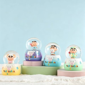 Vente en gros de <span class=keywords><strong>mini</strong></span>-boules de neige lumineuses en résine peintes à la main, écologiques, personnalisées, en forme de boîte mystère, avec motifs de dessins animés et d'anime, pour la maison et le bureau - Product Image 2