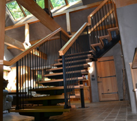 DB Modern Mono Beam Escalier | Lisse simple en acier au carbone avec bandes de roulement en bois massif et garde-corps en verre pour les maisons d'intérieur et d'extérieur