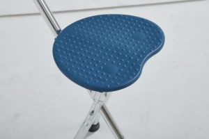 Canne de marche compacte pliable en aluminium avec siège, trois pieds antidérapants en caoutchouc, conception anti-basculement, capacité de charge de 250 lb, certifiée CE - Product Image 3