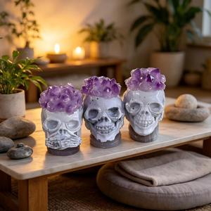 Venta al por mayor de calaveras de cristal de resina con tres amasoles de amatista para meditación mindfulness, decoración de Halloween - Product Image 4
