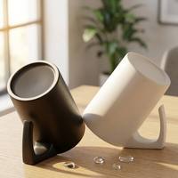 Tasse à café en céramique inclinée de style nordique minimaliste avec poignée et support au design unique, idéale comme cadeau créatif pour le bureau