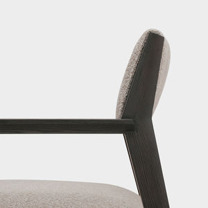 Sillón Clásico Personalizable Hecho a Mano con Tapicería de Tela Bouclé y Estructura de Madera Maciza - Product Image 6